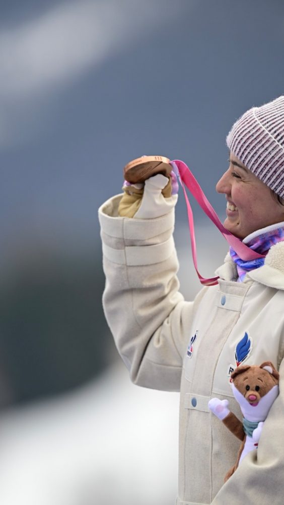 🇫🇷 4 courses. 4 podiums. 

À Cortina, Aurélie Richard continue d’impressionner. La Française décroche le bronze sur le slalom géant et porte à quatre son nombre de médailles sur ces Jeux. 

Une régularité exceptionnelle pour la skieuse tricolore, et on espère que les para skieurs alpins demain suivront son chemin sur le Slalom Géant. 

La suite s’annonce intense pour les Bleus demain : 
⛷️ Slalom géant hommes 
🎿 Poursuite en ski de fond 
🏂 Banked slalom en snowboard 

Pour en savoir plus sur les coulisses et les réactions de nos champions, RDV sur l’Echo des Sommets sur handisport.org (lien en bio).

📸 CPSF/KMSP/Ambroise Abondance / Yann Dannic Films