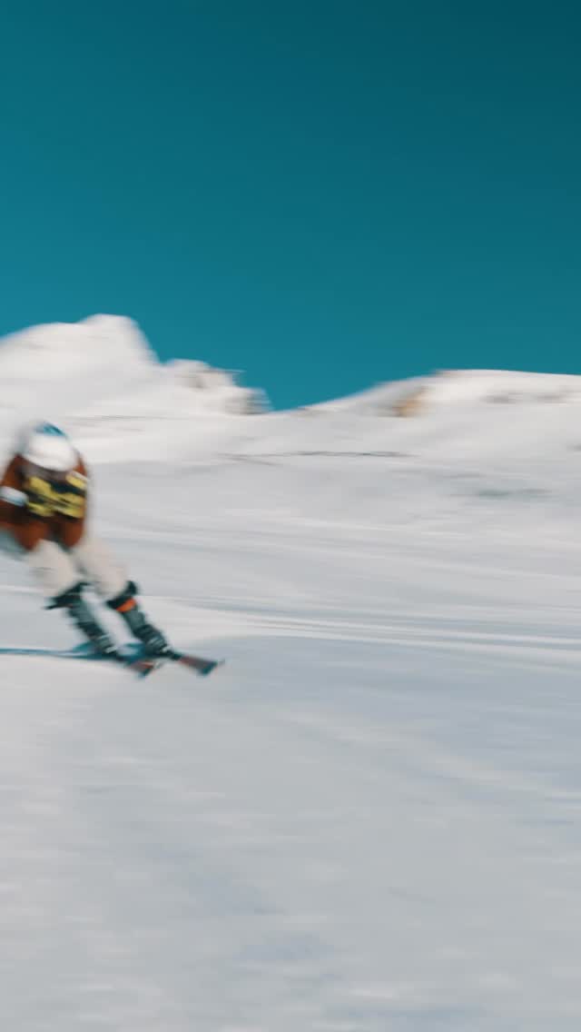 Une saison entière pour un objectif.
Des kilomètres parcourus.
 
Des Coupes du monde, des stages à l’autre bout du monde, des entraînements, des heures de préparation physique.

Pendant près de 8 mois, nous avons suivi 9 para skieurs alpins et le staff de l’équipe de France handisport dans leur préparation pour le grand rendez-vous de l’hiver, en Italie.
 
Dans les stations. Dans les salles de musculation. En compétition.

🎬 Dans le documentaire d’ @ambroise.abondance « Au-delà des sommets : la force d’une équipe dans la course aux Jeux », plongez dans les coulisses de leur préparation et découvrez la force d’un collectif tourné vers un même horizon.

Bientôt.

Avec le soutien de la Fédération Française Handisport, @edfsport, partenaire des équipes de France handisport et du film, l’ @agence_du_sport et la @region_auvergnerhonealpes 

📺 À découvrir le 6 mars sur @francetvsport (France 2) à l’issue de la cérémonie d’ouverture (19h45), et sur la chaîne YouTube de la Fédération Française Handisport.