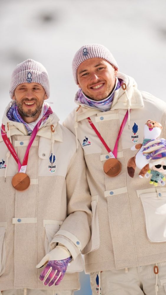 🇫🇷 MERCI LES BLEUS ! 

Dernier regard sur les pistes italiennes.
Après une semaine intense aux Jeux paralympiques d’hiver de Milan-Cortina 2026, l’équipe de France handisport referme une belle page collective.

✨ 12 médailles (4🥇 4🥈 4🥉)
🏔️ Des exploits, des émotions et un collectif soudé
🤝 Des clubs, des bénévoles et des territoires engagés derrière chaque performance

Le dernier numéro de L’Écho des Sommets revient sur les temps forts de ces Jeux, les performances marquantes et les moments qui ont fait vibrer toute la famille du handisport.

👉 Découvrez notre premier bilan et revivez la story des Bleus jour après jour sur handisport.org (lien en bio).