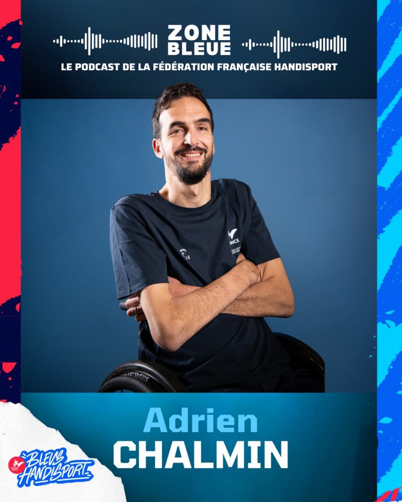 À 19 ans, Adrien Chalmin rêve de rugby professionnel.
Puis un accident change sa vie.
 
Quelques mois plus tard, il découvre le rugby fauteuil. Une discipline qui lui permet de retrouver ce qui l’anime depuis toujours : le collectif, l’engagement et la compétition.
 
4 Jeux Paralympiques
🇫🇷 Pionnier du développement du rugby fauteuil en France et aujourd’hui entraîneur national
 
Dans ce nouvel épisode de Zone Bleue, Adrien partage son parcours, ses souvenirs de joueur, son engagement pour le handisport et sa vision de la performance, où l’humain et la transmission occupent une place essentielle.
 
🎧 Épisode disponible dès maintenant ! (Lien en bio)