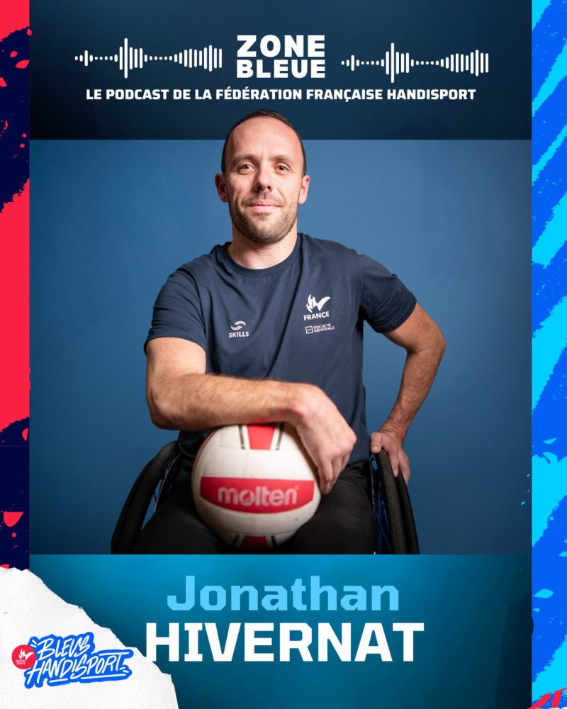 Avant d’être l’un des visages du rugby fauteuil français, @jonathan_hivernat était un passionné de tennis de table. 

Atteint de la maladie de Charcot-Marie-Tooth, il voit progressivement sa mobilité évoluer avant de découvrir le rugby fauteuil lors d’un séjour en centre de rééducation. Une rencontre qui changera sa vie.

Aujourd’hui, Jonathan est l’un des leaders des Bleus. Champion d’Europe, capitaine de l’équipe de France et compétiteur dans deux disciplines de rugby fauteuil, il revient au micro de Zone Bleue sur son parcours, ses doutes, ses plus grands souvenirs et tout ce qui l’anime au quotidien.

🎧 L’épisode est à retrouver dans le lien en bio.

@jonathan_hivernat @francerugbyfauteuil @societegenerale @agence_du_sport @skills_fr @edfsport