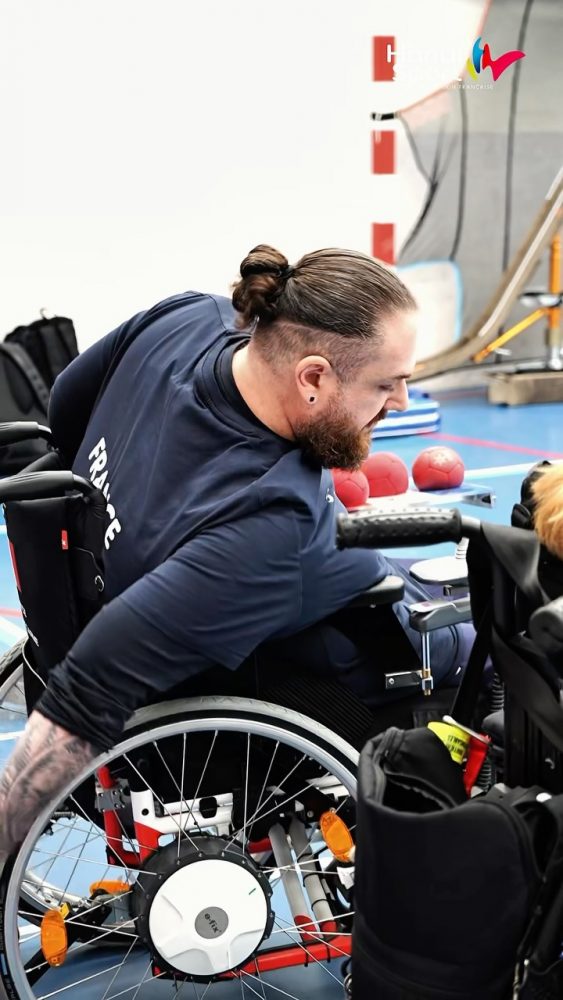 🎙️ Rencontre avec Dorian Decarme, joueur de l’équipe de France de boccia !
 
Dans cette interview, Dorian nous en dit plus sur le joueur qu’il est : son style, son approche du jeu, mais aussi ce qui compte énormément pour lui en dehors du terrain : transmettre, partager et faire grandir la boccia.
 
Une envie qu’il fait vivre au quotidien, notamment à travers le club de boccia qu’il a fondé.
 
Et pas question de lever le pied cet été : Dorian travaille dur en vue des prochaines échéances internationales… avec les Championnats du monde à Séoul dans le viseur 🇫🇷🔥
 
À découvrir sans attendre !