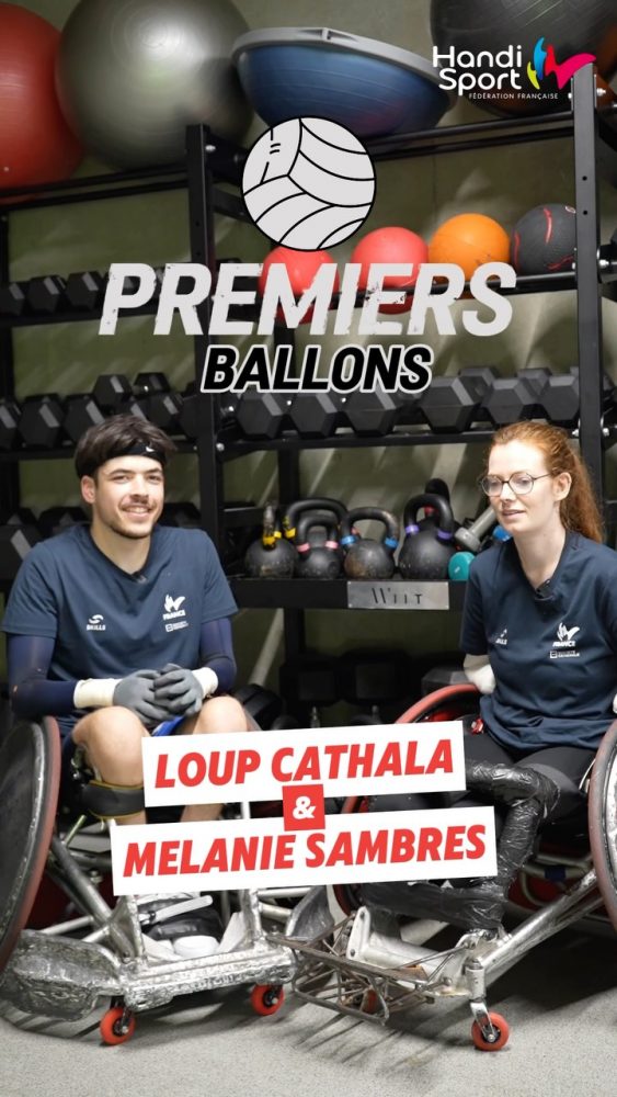 🏐 Comment débute une aventure en rugby fauteuil ?
 
Dans Premiers Ballons, Mélanie Sambres et Loup Cathala, joueurs de l’équipe de France de rugby fauteuil, reviennent sur leurs premiers pas dans la discipline.
 
Leurs premiers entraînements, les défis à relever, les émotions des débuts et les moments qui ont marqué leur parcours… Ils nous racontent comment le rugby fauteuil est devenu bien plus qu’un sport.
