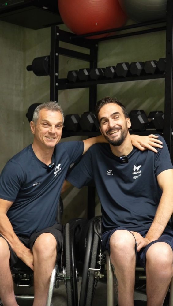 🏐 Une nouvelle page s’écrit pour l’équipe de France de rugby fauteuil. 🇫🇷
 
À la tête des Bleus, Adrien Chalmin et David Willsie partagent leur vision, leur méthode et l’ambition qui guidera le collectif vers les Championnats du monde.
 
Construire une équipe, transmettre des valeurs, faire progresser chaque joueur... Derrière les résultats, il y a avant tout une aventure humaine, rendue possible grâce au soutien de @paramourdurugby, Partenaire Officiel de l’équipe de France de rugby fauteuil.