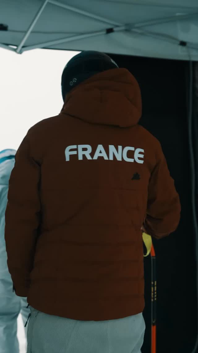 Hier s’ouvrait la première journée de compétition à Tignes et on vous a emmené avec nos skieurs de l’équipe de France 🎿

Une très belle journée de descente pour tous nos skieurs qui s’est clôturée avec 3 podiums pour @arthurbauchet, @aurelie_richard_ et @hyacinthe_deleplace, guidé par @gautdetess ✨

RDV à 11h aujourd’hui pour la suite de la compétition ! La compétition est à suivre en direct sur notre chaîne YouTube, TV8 Mont Blanc, BFM d’ici, Sport en France et FIS TV. 

🎥 @ambroise.abondance 

@edfsport @societegenerale @agence_du_sport @sports.gouv @region_auvergnerhonealpes @savoieledepartement @parasnowsports @fedfranceski @tignesofficiel @meribel3vallees