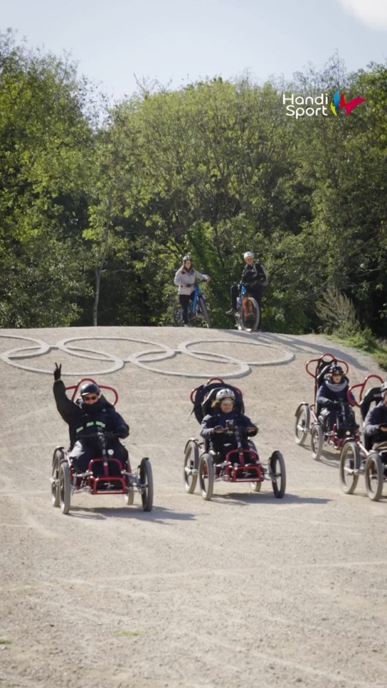 🚵 LA COLLINE DE TOUS LES POSSIBLES !
 
Des découvertes, des premières sensations, des rencontres et surtout beaucoup de plaisir sur les sentiers ! 🌿
 
Ce week-end, la Colline d’Élancourt a vibré au rythme du ParaVTT et des sports de nature, avec deux journées pour tester, explorer et repousser les frontières de la pratique !
 
Un beau symbole de l’héritage de Paris 2024, qui continue de vivre et de s’ouvrir à tous 💙