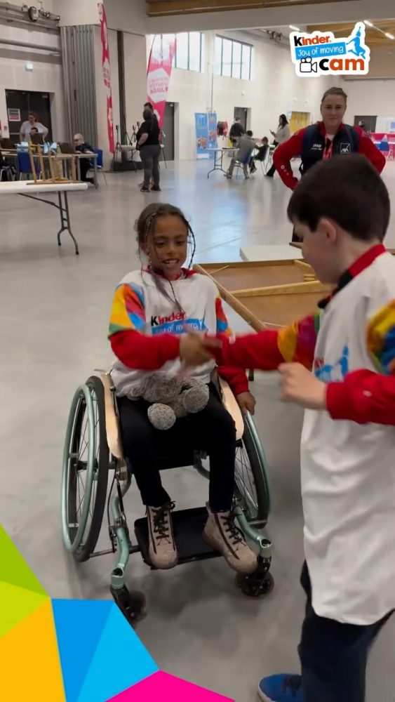 🎯 Nouveau défi Kinder Joy of Moving avec Ferrero !
 
Au cœur des JNAH, deux enfants de la région Auvergne-Rhône-Alpes relèvent un challenge pas comme les autres : un jeu de palets où précision, concentration et vitesse sont au rendez-vous 😄
 
Alors, qui remportera le défi ? 👀