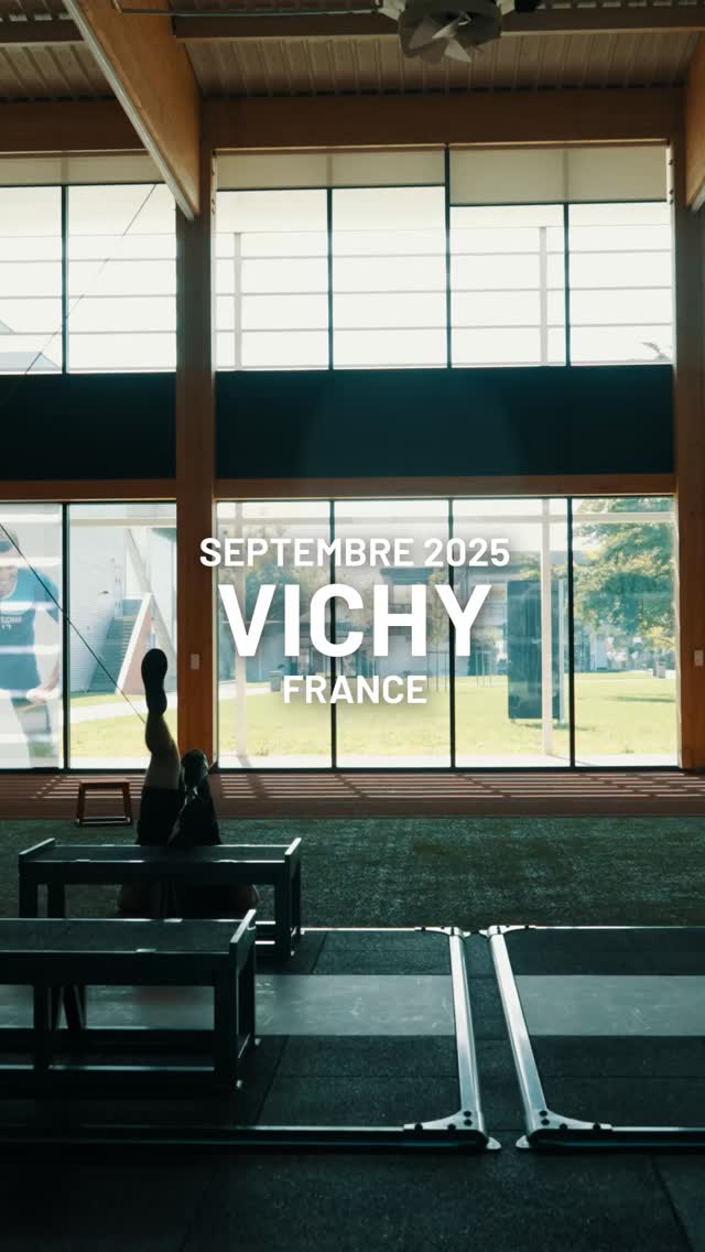 🏋️‍♂️ Avant les descentes à plus de 100km/h sur les pistes, il y a le silence d’une salle de musculation.
 
Là où nos athlètes de para ski alpin construisent leur performance séance après séance. Puissance. Gainage. Explosivité. Chaque détail compte.
 
Rien n’est laissé au hasard. Car sur la neige tout va très vite.
 
Ce que vous découvrez dans cette vidéo, c’est la face cachée de la préparation de nos skieurs alpins handisport. Le travail invisible qui rend possible chaque descente. Chaque chrono amélioré. Chaque blessure évitée.
 
🎬 Des images signées Ambroise Abondance, à retrouver dans un film exclusif très bientôt.
 
Avec le soutien de la Fédération Française Handisport, EDF (partenaire des équipes de France et du film), l’Agence nationale du Sport , la Région Auvergne-Rhône-Alpes.