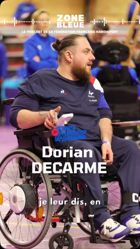🎙️ « Ils ne voient plus la personne en fauteuil, ils voient le sportif. »
 
Quand Dorian Decarme joue à la boccia avec des enfants, ils n’ont qu’une idée en tête : le battre ! 🎯
 
Et c’est bien là toute la magie du sport : le handicap passe au second plan, la compétition et le plaisir de jouer prennent le dessus. Dans ce nouvel épisode de Zone Bleue, Dorian nous parle de son parcours, de sa passion pour la boccia et de la force du sport pour changer les regards.
 
🎧 Épisode disponible dès maintenant, lien en bio !